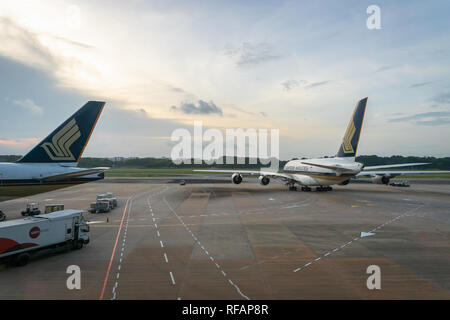 Singapur - Januar 2018: Singapore Airlines Flugzeug auf der Landebahn des Flughafen Singapur Changi. Singapore Airlines ist die Fluggesellschaft Stockfoto