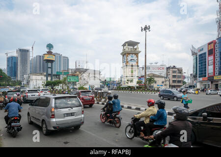 Medan, Indonesien - Januar 2018: Medan Straße und Verkehr in der zentrale Bereich in Medan, Nordsumatra, Indonesien. Stockfoto