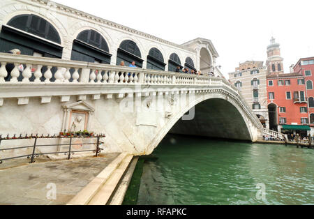 Venedig, Italien. 8 Nov, 2018. Die Rialto Brücke über den Canal Grande in Venedig zu sehen. Credit: Keith Mayhew/SOPA Images/ZUMA Draht/Alamy leben Nachrichten Stockfoto