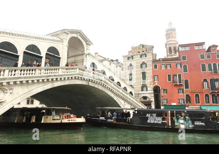 Venedig, Italien. 8 Nov, 2018. Die Rialto Brücke über den Canal Grande in Venedig zu sehen. Credit: Keith Mayhew/SOPA Images/ZUMA Draht/Alamy leben Nachrichten Stockfoto