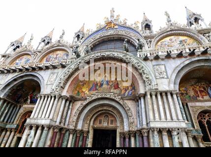 Venedig, Italien. 8 Nov, 2018. San Marco Basilika im Herzen von Venedig zu sehen. Eine der beliebtesten Touristen Sehenswürdigkeiten der malerischen Stadt. Credit: Keith Mayhew/SOPA Images/ZUMA Draht/Alamy leben Nachrichten Stockfoto