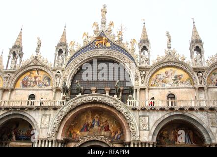 Venedig, Italien. 8 Nov, 2018. San Marco Basilika im Herzen von Venedig zu sehen. Eine der beliebtesten Touristen Sehenswürdigkeiten der malerischen Stadt. Credit: Keith Mayhew/SOPA Images/ZUMA Draht/Alamy leben Nachrichten Stockfoto