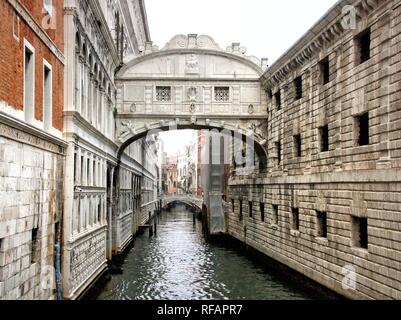 Venedig, Italien. 8 Nov, 2018. Seufzerbrücke über den Canal Grande in Venedig zu sehen. Credit: Keith Mayhew/SOPA Images/ZUMA Draht/Alamy leben Nachrichten Stockfoto