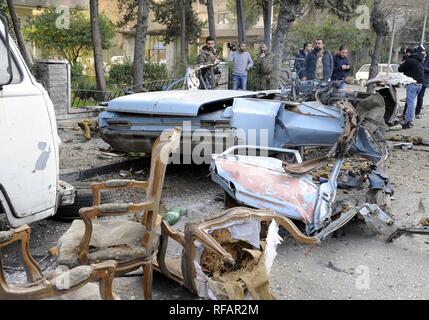 Damaskus. 24 Jan, 2019. Foto auf Jan. 24, 2019 zeigt die Szene nach einer Explosion in Damaskus, Syrien. Einen Sprengsatz ging am Donnerstag im Osten von Syriens Hauptstadt Damaskus, staatlichen TV berichtet. Das Gerät, unter einem Fahrzeug fixiert, in der Adawi Viertel in der Nähe der russischen Botschaft explodiert. Credit: Ammar Safarjalani/Xinhua/Alamy leben Nachrichten Stockfoto