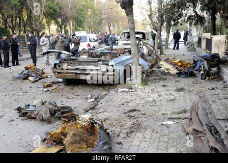 Damaskus. 24 Jan, 2019. Foto auf Jan. 24, 2019 zeigt die Szene nach einer Explosion in Damaskus, Syrien. Einen Sprengsatz ging am Donnerstag im Osten von Syriens Hauptstadt Damaskus, staatlichen TV berichtet. Das Gerät, unter einem Fahrzeug fixiert, in der Adawi Viertel in der Nähe der russischen Botschaft explodiert. Credit: Ammar Safarjalani/Xinhua/Alamy leben Nachrichten Stockfoto