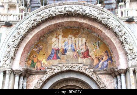 Venedig, Italien. 8 Nov, 2018. Bilder der alten Leute im San Marco Basilika im Herzen von Venedig zu sehen. Eine der beliebtesten Touristen Sehenswürdigkeiten der malerischen Stadt. Credit: Keith Mayhew/SOPA Images/ZUMA Draht/Alamy leben Nachrichten Stockfoto