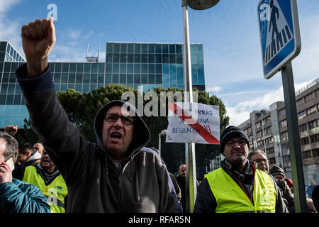 Madrid, Spanien. 24. Januar 2019. Taxifahrer protestieren gegen Transport Dienstleistungen wie Uber und Cabify als Tourismus Messe FITUR erfolgt in IFEMA. Taxifahrer streiken, bis Sie eine Lösung erhalten. Credit: Marcos del Mazo/Alamy leben Nachrichten Stockfoto