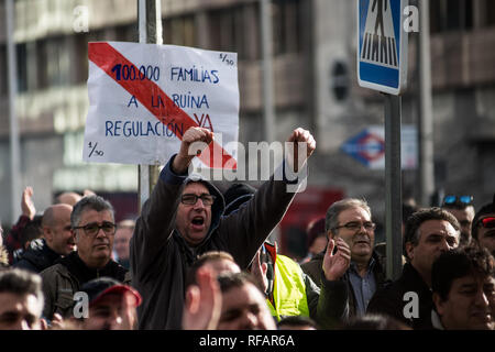 Madrid, Spanien. 24. Januar 2019. Taxifahrer protestieren gegen Transport Dienstleistungen wie Uber und Cabify als Tourismus Messe FITUR erfolgt in IFEMA. Taxifahrer streiken, bis Sie eine Lösung erhalten. Credit: Marcos del Mazo/Alamy leben Nachrichten Stockfoto