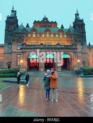 Glasgow, Schottland, Großbritannien. 24 Jan, 2019. Der Diplodocus Dippy UK Tour sehr beliebt ist wie die Dinosaurier Rock Star Aufmerksamkeit Unter Jung und Alt wird und ist zu einem der meist fotografierten Attraktionen in der Stadt, Schottland, UK Credit: Gerard Fähre / alamy Leben Nachrichten Stockfoto