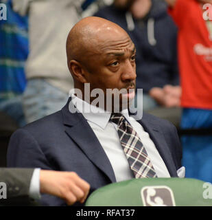 Oshkosh, Wisconsin, USA. 23 Jan, 2019. Ehemaliger NBA Spieler Vin Baker ist während eines NBA-G-League Spiel zwischen der windigen Stadt Stiere und der Wisconsin Herde am Menominee Nation Arena in Oshkosh, Wisconsin gesehen. Ricky Bassman/CSM/Alamy leben Nachrichten Stockfoto