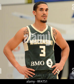 Oshkosh, Wisconsin, USA. 23 Jan, 2019. Wisconsin Herde wache Nick Johnson schaut während eines NBA-G-League Spiel zwischen der windigen Stadt Stiere und der Wisconsin Herde am Menominee Nation Arena in Oshkosh, Wisconsin. Ricky Bassman/CSM/Alamy leben Nachrichten Stockfoto