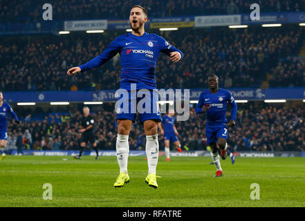 London, England - 24. Januar 2019. Chelsea's Eden Hazard feiert seine Seiten zweite Ziel zählen während während Carabao Cup Halbfinale 2 Bein zwischen Chelsea und Tottenham Hotspur an der Stanford Brücke Stadium, London, England am 24 Jan 2019 Credit: Aktion Foto Sport/Alamy leben Nachrichten Stockfoto