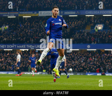 London, England - 24. Januar 2019. Chelsea's Eden Hazard feiert seine Seiten zweite Ziel zählen während während Carabao Cup Halbfinale 2 Bein zwischen Chelsea und Tottenham Hotspur an der Stanford Brücke Stadium, London, England am 24 Jan 2019 Credit: Aktion Foto Sport/Alamy leben Nachrichten Stockfoto