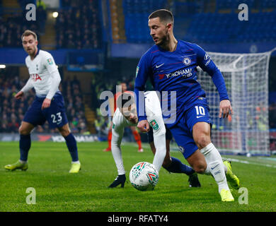 London, England - 24. Januar 2019. Chelsea's Eden Hazard während Carabao Cup Halbfinale 2 Bein zwischen Chelsea und Tottenham Hotspur an der Stanford Brücke Stadium, London, England am 24 Jan 2019 Credit: Aktion Foto Sport/Alamy leben Nachrichten Stockfoto