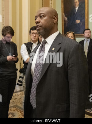 Washington, District of Columbia, USA. 24 Jan, 2019. United States Senator Tim Scott (Republikaner von South Carolina) fährt der US-Senat Kammer nach dem Gießen zwei Stimmen auf die Gesetzgebung der Regierung in den USA Capitol in Washington, DC am Donnerstag, den 24. Januar 2019 zu öffnen. Beide Vorschläge wurden abgestimmt und beide nicht genug Stimmen Credit: Ron Sachs/CNP/ZUMA Draht/Alamy leben Nachrichten Stockfoto