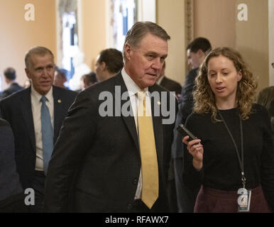 Washington, District of Columbia, USA. 24 Jan, 2019. United States Senator David Perdue (Republikaner für Georgien), Mitte, wird interviewt, als er in den US-Senat Kammer Spaziergänge zwei Stimmen auf die Gesetzgebung der Regierung in den USA Capitol in Washington, DC am Donnerstag, den 24. Januar 2019 erneut zu werfen. Beide Vorschläge wurden abgestimmt und beide nicht genug Stimmen zu erhalten. US-Senator Thom Tillis (Republikaner von Nord-carolina) folgt auf der linken Seite. Credit: Ron Sachs/CNP/ZUMA Draht/Alamy leben Nachrichten Stockfoto