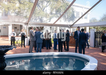 Eine Menschenmenge sammelt auf dem Gelände der Texas Governor's Mansion in Austin als australische Botschafter in den Vereinigten Staaten Joe Hockey Besuche mit Texas reg. Greg Abbott während des Großen Gehilfen Australia-Texas Grill. Das Mittagessen wurde die Bande zwischen den Verbündeten über Landwirtschaft und High Tech vor dem Essen australische Vegemite verbrannten Enden und HeartBrand Akaushi Rindfleisch zu stärken. Stockfoto