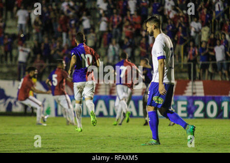 Parana Clube player feiert sein Ziel mit Spieler seiner Mannschaft bei einem Match gegen Foz do Iguacu im Vila Capanema Stadion für die Meisterschaft 2019. Foto: Gabriel Machado/AGIF Stockfoto