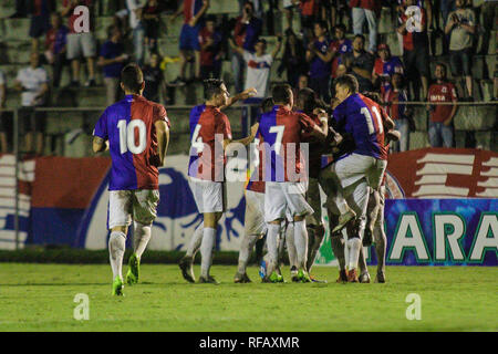 Parana Clube player feiert sein Ziel mit Spieler seiner Mannschaft bei einem Match gegen Foz do Iguacu im Vila Capanema Stadion für die Meisterschaft 2019. Foto: Gabriel Machado/AGIF Stockfoto