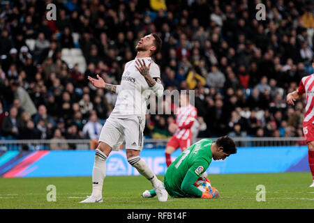 Sergio Ramos von Real Madrid und dem FC Girona Gorka Iraizoz während der Copa del Rey Match zwischen Real Madrid und FC Girona im Stadion Santiago Bernabeu. (Endstand: Real Madrid 4 Girona - FC2) Stockfoto