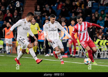 Von Real Madrid Carlos Henrique Casemiro (L) und Dani Fernandez (R) und Girona FC Borja Garcia bei der Copa del Rey Match zwischen Real Madrid und FC Girona im Stadion Santiago Bernabeu. (Endstand: Real Madrid 4 Girona - FC2) Stockfoto