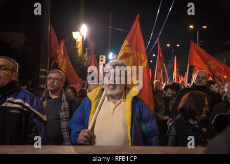Die Demonstranten werden gesehen Holding Flags während der Demonstration. Die Kommunistische Partei Griechenlands fand eine Demonstration gegen den Prespa Vereinbarung zwischen Griechenland und der ehemaligen jugoslawischen Republik Mazedonien, die besagt, dass Mazedonien nur Griechisch ist und einen Volksentscheid über den Vertrag in Athen, Griechenland. Stockfoto