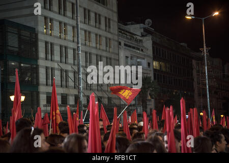 Die Demonstranten werden gesehen Holding Flags während der Demonstration. Die Kommunistische Partei Griechenlands fand eine Demonstration gegen den Prespa Vereinbarung zwischen Griechenland und der ehemaligen jugoslawischen Republik Mazedonien, die besagt, dass Mazedonien nur Griechisch ist und einen Volksentscheid über den Vertrag in Athen, Griechenland. Stockfoto