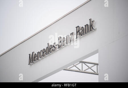 Stuttgart, Deutschland. 24 Jan, 2019. Die Mercedes-Benz Bank Logo kann am Sitz der Bank gesehen werden. Am 25. Januar 2019, eine Probe Bestimmung verfahren wird gegen die Mercedes-Benz Bank AG beginnen. Autobesitzer, die ein Modell Klage gegen die Bank verbunden haben, möchten Sie den Widerruf von Kreditverträgen Regeln der Bank für ungültig erklärt zu haben. (Dpa: Die große Entschlossenheit gegen Mercedes-Benz Bank" vom 25.01.2019) Credit: Marijan Murat/dpa/Alamy leben Nachrichten Stockfoto