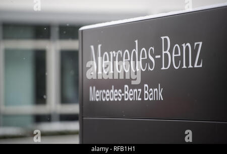 Stuttgart, Deutschland. 24 Jan, 2019. Die Mercedes-Benz Bank Logo kann am Sitz der Bank gesehen werden. Am 25. Januar 2019, eine Probe Bestimmung verfahren wird gegen die Mercedes-Benz Bank AG beginnen. Autobesitzer, die ein Modell Klage gegen die Bank verbunden haben, möchten Sie den Widerruf von Kreditverträgen Regeln der Bank für ungültig erklärt zu haben. Credit: Marijan Murat/dpa/Alamy leben Nachrichten Stockfoto