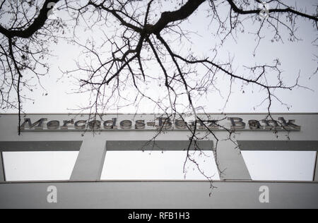 Stuttgart, Deutschland. 24 Jan, 2019. Die Mercedes-Benz Bank Logo kann am Sitz der Bank gesehen werden. Am 25. Januar 2019, eine Probe Bestimmung verfahren wird gegen die Mercedes-Benz Bank AG beginnen. Autobesitzer, die ein Modell Klage gegen die Bank verbunden haben, möchten Sie den Widerruf von Kreditverträgen Regeln der Bank für ungültig erklärt zu haben. Credit: Marijan Murat/dpa/Alamy leben Nachrichten Stockfoto