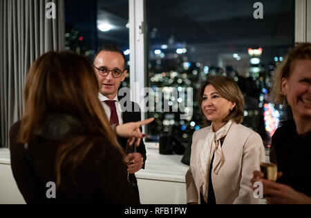 24 Januar 2019, US, New York: Heiko Maas (2. von links, SPD), Außenminister, ist von Lea Baroudi beigetreten (l), Vertreter des libanesischen Bürgerkriegs rechte Organisation "ARCH", Suzan Aref (2. von rechts), Direktor des irakischen Frauen Organisation (WEO) und Asa Regner (r), stellvertretender Generalsekretär der Vereinten Nationen für die Einheit der Geschlechter und die Stärkung der Rolle der Frauen (UN-Frauen), bei einem Empfang im Deutschen Haus in New York (USA) anlässlich der Deutschen Mitgliedschaft im Sicherheitsrat der Vereinten Nationen (UNO). Der deutsche Außenminister ist auf eine dreitägige Reise in die Vereinigten Staaten o Stockfoto