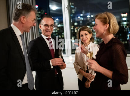 24 Januar 2019, US, New York: Heiko Maas (2. von links, SPD), Außenminister, bei einem Empfang im Deutschen Haus in New York (USA) anlässlich der Deutschen Mitgliedschaft im Sicherheitsrat der Vereinten Nationen (UN), treffen den Christoph Heusgen (links), Ständiger Vertreter der Bundesrepublik Deutschland bei den Vereinten Nationen, Suzan Aref (2. von rechts), Direktor des irakischen Frauen Organisation (WEO) und Asa Regner (rechts), Stellvertretender Generalsekretär der Vereinten Nationen für die Einheit der Geschlechter und die Stärkung der Rolle der Frauen (UN-Frauen). Der deutsche Außenminister ist auf einem drei-Tag Stockfoto