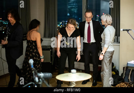 New York, USA. 24 Jan, 2019. Heiko Maas (2. von rechts, SPD), Außenminister, ist bei einem Empfang im Deutschen Haus in New York (USA) anlässlich der Deutschen Mitgliedschaft im Sicherheitsrat der Vereinten Nationen (UN), die von den Mitgliedern einer Band, die den Abend musikalisch begleitet. Der deutsche Außenminister ist auf eine dreitägige Reise in die Vereinigten Staaten von Amerika (USA). Quelle: Bernd von Jutrczenka/dpa/Alamy leben Nachrichten Stockfoto