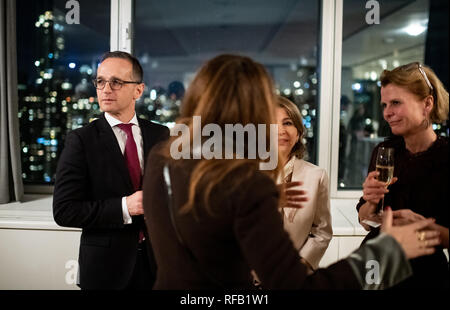 24 Januar 2019, US, New York: Heiko Maas (l, SPD), Außenminister, ist von Lea Baroudi verbunden (2. von links), Vertreter des libanesischen Bürgerkriegs rechte Organisation "ARCH", Suzan Aref (2. von rechts), Direktor des irakischen Frauen Organisation (WEO) und Asa Regner (r), stellvertretender Generalsekretär der Vereinten Nationen für die Einheit der Geschlechter und die Stärkung der Rolle der Frauen (UN-Frauen), bei einem Empfang im Deutschen Haus in New York (USA) anlässlich der Deutschen Mitgliedschaft im Sicherheitsrat der Vereinten Nationen (UNO). Der deutsche Außenminister ist auf eine dreitägige Reise in die Vereinigten Staaten o Stockfoto