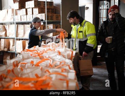 Peking, USA. 23 Jan, 2019. Bundesamt für Arbeitnehmer erhalten, kostenlos essen und leben waren durch eine wohltätige Organisation in Washington, USA, Jan. 23, 2019 angeboten. Die Aufzeichnung - lange Herunterfahren der US-Regierung hat ein Viertel der Bundesregierung betroffen. Quelle: Liu Jie/Xinhua/Alamy leben Nachrichten Stockfoto