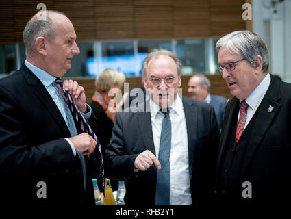 25 Januar 2019, Berlin: Die Mitglieder der Kohle Kommission, Dietmar Woidke (SPD), Ministerpräsident des Landes Brandenburg, Reiner Haseloff (CDU), Ministerpräsident von Sachsen-Anhalt, und Jörg Steinbach, Minister für Wirtschaft in Brandenburg, haben eine Besprechung vor der Sitzung. Der Ausschuss mit Vertretern aus Politik, Wirtschaft, Gewerkschaften und Umweltverbänden auf ein Konzept für einen schrittweisen Ausstieg aus der klimaschädlichen Kohle zu vereinbaren - Energieerzeugung gefeuert. Foto: Kay Nietfeld/dpa Stockfoto