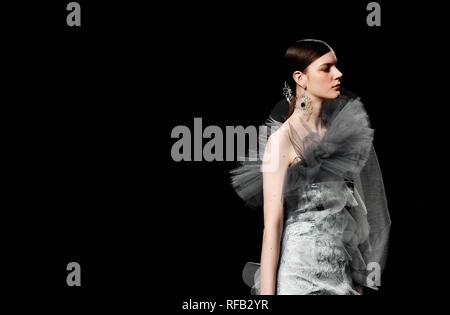 Madrid, Spanien. 24 Jan, 2019. Ein Modell präsentiert Werke von Designer Reveligion während der Fashion Week in Madrid in Madrid, Spanien, Jan. 24, 2019. Quelle: Guo Qiuda/Xinhua/Alamy leben Nachrichten Stockfoto