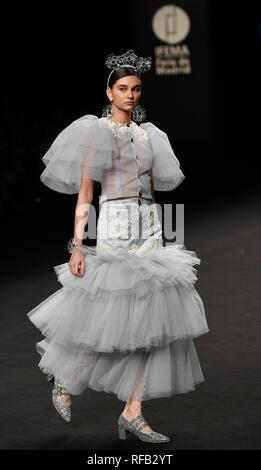 Madrid, Spanien. 24 Jan, 2019. Ein Modell präsentiert Werke von Designer Reveligion während der Fashion Week in Madrid in Madrid, Spanien, Jan. 24, 2019. Quelle: Guo Qiuda/Xinhua/Alamy leben Nachrichten Stockfoto