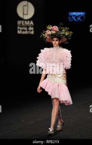 Madrid, Spanien. 24 Jan, 2019. Ein Modell präsentiert Werke von Designer Reveligion während der Fashion Week in Madrid in Madrid, Spanien, Jan. 24, 2019. Quelle: Guo Qiuda/Xinhua/Alamy leben Nachrichten Stockfoto