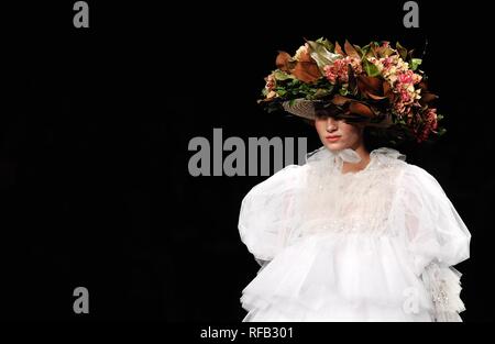 Madrid, Spanien. 24 Jan, 2019. Ein Modell präsentiert Werke von Designer Reveligion während der Fashion Week in Madrid in Madrid, Spanien, Jan. 24, 2019. Quelle: Guo Qiuda/Xinhua/Alamy leben Nachrichten Stockfoto
