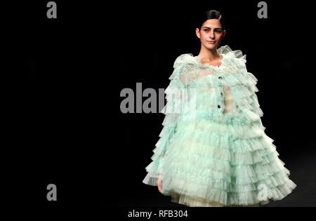 Madrid, Spanien. 24 Jan, 2019. Ein Modell präsentiert Werke von Designer Reveligion während der Fashion Week in Madrid in Madrid, Spanien, Jan. 24, 2019. Quelle: Guo Qiuda/Xinhua/Alamy leben Nachrichten Stockfoto