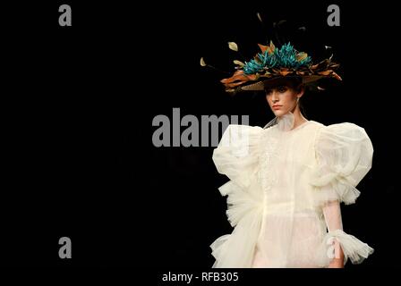Madrid, Spanien. 24 Jan, 2019. Ein Modell präsentiert Werke von Designer Reveligion während der Fashion Week in Madrid in Madrid, Spanien, Jan. 24, 2019. Quelle: Guo Qiuda/Xinhua/Alamy leben Nachrichten Stockfoto