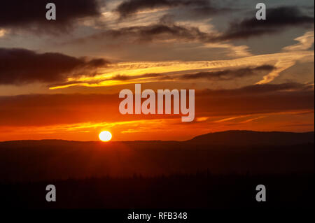 Ballydehob, West Cork, Irland. 25 Jan, 2019. Die Sonne spektakulär über Ballydehob heute morgen als Auftakt zu einem Tag des Sonnenscheins. Credit: Andy Gibson/Alamy Leben Nachrichten. Stockfoto