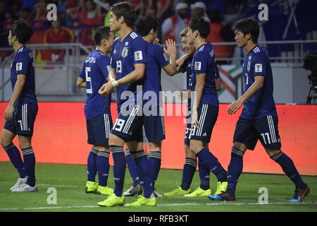 Japans Ritsu Doan (3. R) feiert mit seinen Mannschaftskameraden, nachdem er ein Ziel vom Elfmeterpunkt während des AFC Asian Cup VAE 2019 Viertelfinalegleichen zwischen Vietnam 0-1 Japan im Al Maktoum Stadion in Dubai, Vereinigte Arabische Emirate, 24. Januar 2019. Credit: FERNOST PRESSE/LBA/Alamy leben Nachrichten Stockfoto