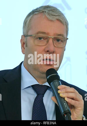 Salzgitter, Deutschland. 25 Jan, 2019. Während einer Pressekonferenz, Stefan Sommer, Mitglied des Vorstands der für Komponenten und Beschaffung bei VW, spricht über die Entwicklung der Geschäftslage und die Perspektiven des unabhängigen Volkswagen Components Division im VW-Werk, das im Jahr 2019 neu ins Leben gerufen wurde. Die Abteilung umfasst 61 Komponente Anlagen mit 80.000 Mitarbeitern an 47 Standorten, die Motoren und Getriebe herstellen, zum Beispiel. Nach Volkswagen, die Division ist einer der größten Automobilzulieferer der Welt. Quelle: Holger Hollemann/dpa/Alamy leben Nachrichten Stockfoto