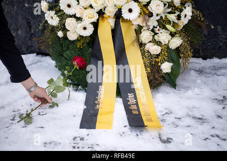 Stuttgart, Deutschland. 25 Jan, 2019. Ein Mann legt eine Rose am Denkmal für die Opfer des Nationalsozialismus am Mahnmal für die Opfer der nationalsozialistischen Gewaltherrschaft während der gedenkfeier Stunde der Landtag von Baden-Württemberg. Credit: Sebastian Gollnow/dpa/Alamy leben Nachrichten Stockfoto