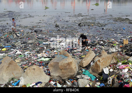 Manila, Philippinen. 30 Nov, 2018. Ein Mann, der in die Bucht von Manila ist auf der Suche nach essensresten der Wertstoffe. Die philippinische Regierung die Sanierungsarbeiten am 27. Januar in der Bucht von Manila, des Landes am stärksten verschmutzten Wasser beginnen. Rund 200.000 Familien leben entlang der Bucht, die meisten von ihnen sammeln und Verkauf von Kunststoffen und Wertstoffen. Credit: Alejandro Ernesto/dpa/Alamy leben Nachrichten Stockfoto