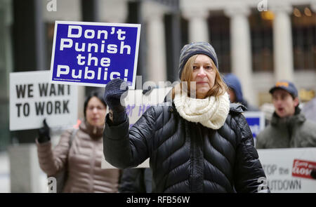 Peking, USA. Jan, 2019 18. Eine Frau hält ein Plakat auf einer Kundgebung gegen die Regierung teilweise Abschaltung bei Federal Plaza in Chicago, USA, Jan. 18, 2019 zu protestieren. Credit: Wang Ping/Xinhua/Alamy leben Nachrichten Stockfoto