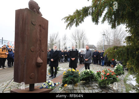 Magdeburg, Deutschland. 25 Jan, 2019. Der Oberbürgermeister von Magdeburg, Lutz Trümper (SPD, l-r), Innenminister Holger Stahlknecht (CDU) und Wulf Gallert (Die Linke), Stellvertretender Präsident des Landtags, vor dem Mahnmal während der Zeremonie stehen die Opfer des KZ-Außenlagers 'Magda' zu gedenken. An vielen Orten in Sachsen-anhalt die Opfer des Nationalsozialismus erinnert am Freitag. Credit: Peter Gercke/dpa-Zentralbild/dpa/Alamy leben Nachrichten Stockfoto