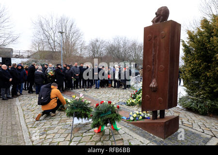 Magdeburg, Deutschland. 25 Jan, 2019. Während der Zeremonie, die Teilnehmer stehen vor der Gedenkstätte für die Opfer des 'Magda' kz-Lager. An vielen Orten in Sachsen-anhalt die Opfer des Nationalsozialismus erinnert am Freitag. Credit: Peter Gercke/dpa-Zentralbild/dpa/Alamy leben Nachrichten Stockfoto